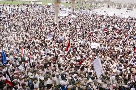 المشايخ والأعيان وأعضاء المجالس المحلية في محافظة المحويت أثناء لقائهم رئيس الجمهورية أمس